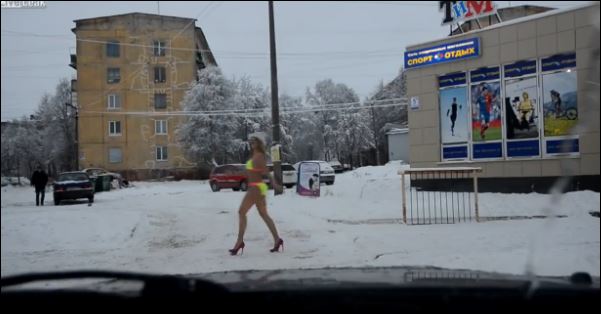 ΒΙΝΤΕΟ-Η Ρωσίδα στο χιονισμένο δρόμο με το… μπικίνι