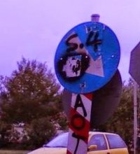 ΦΩΤΟ-Γράφουν με σπρέι πάνω στις πινακίδες