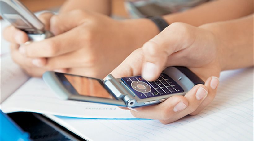 Εξαρτημένοι από το κινητό οι μαθητές