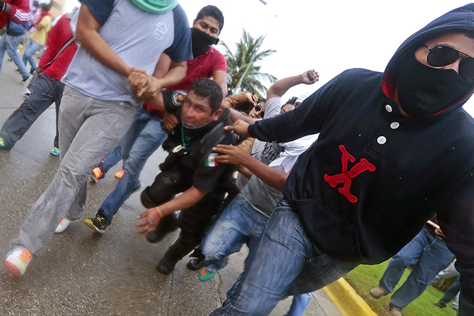 Μεξικό: Βίαιες συγκρούσεις μεταξύ διαδηλωτών και αστυνομίας