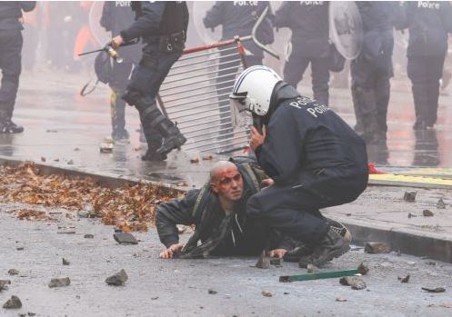 ΦΩΤΟ-Σοβαρά επεισόδια με τραυματίες στις Βρυξέλλες