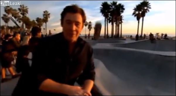 ΒΙΝΤΕΟ-Σκέιτμπορντ στο κεφάλι… ρεπόρτερ