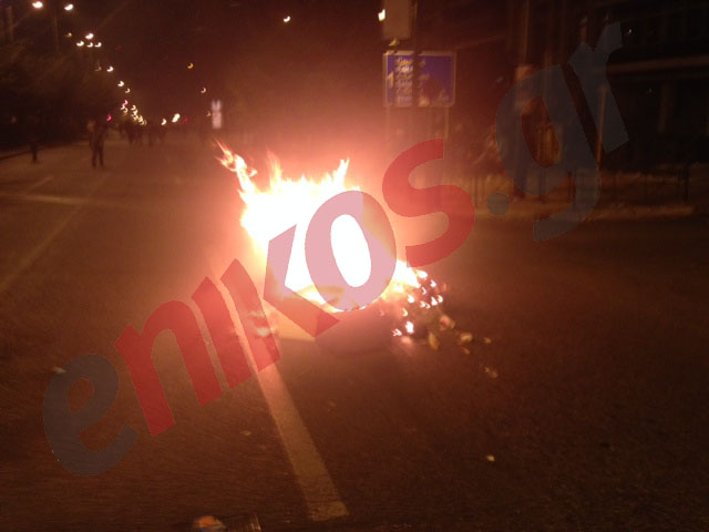 ΦΩΤΟ-Καίγονται κάδοι στη Βασιλίσσης Σοφίας