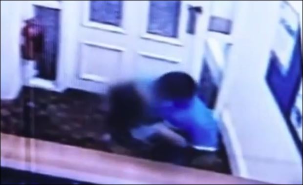 ΒΙΝΤΕΟ-ΣΟΚ: Παιδόφιλος παρασύρει 13χρονη σε ξενοδοχείο