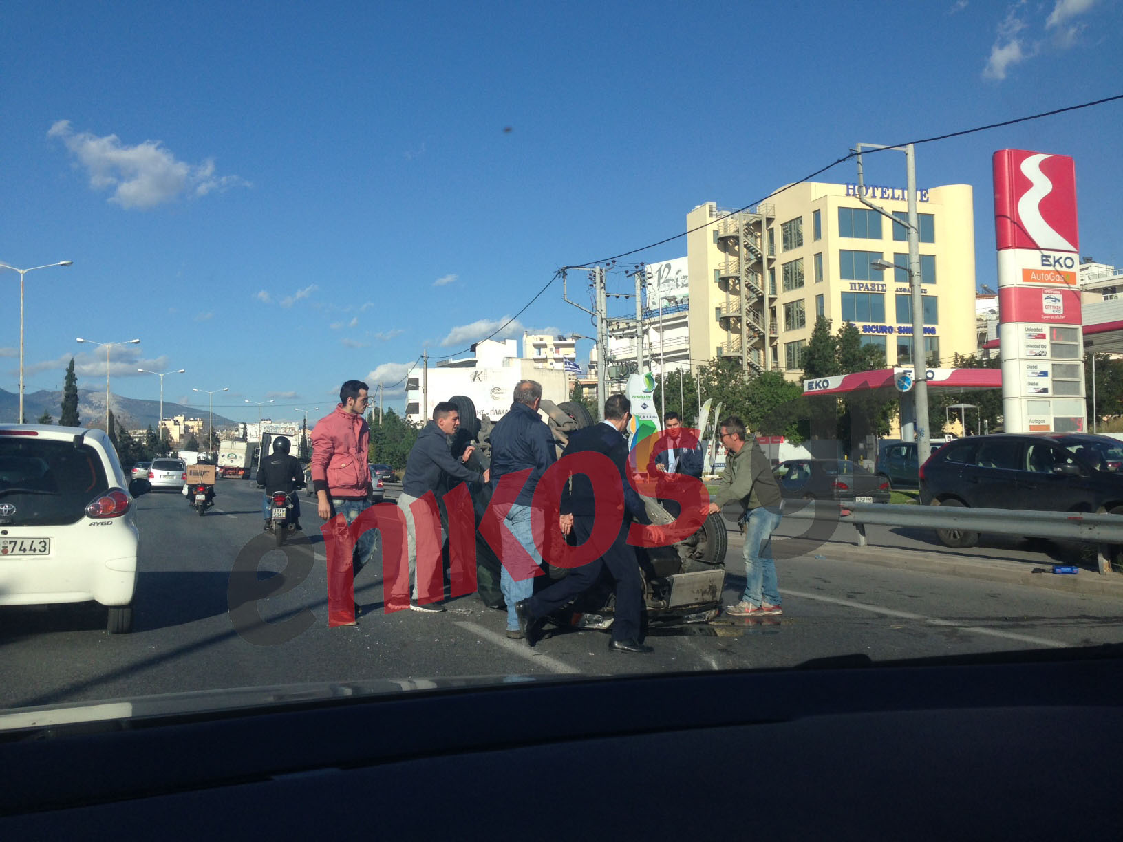 ΤΩΡΑ-ΦΩΤΟ-Ντεραπάρισε ΙΧ στον Κηφισό