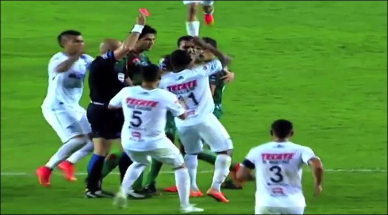 ΒΙΝΤΕΟ-Ποδοσφαιριστής σε… αμόκ