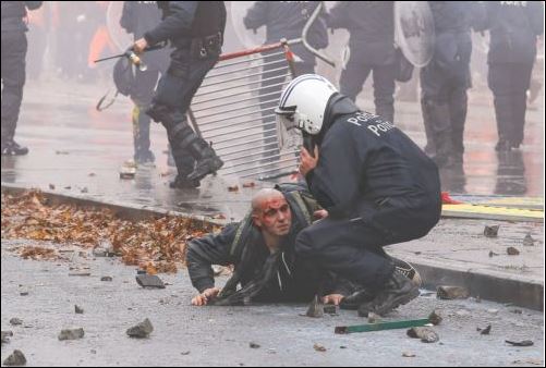 ΦΩΤΟ-Στιγμιότυπα από τη “μάχη” στις Βρυξέλλες