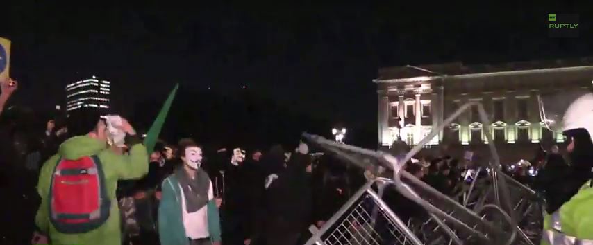 ΒΙΝΤΕΟ-Επεισόδια στο Λονδίνο από διαδηλωτές με τη μάσκα του Γκάι Φοκς