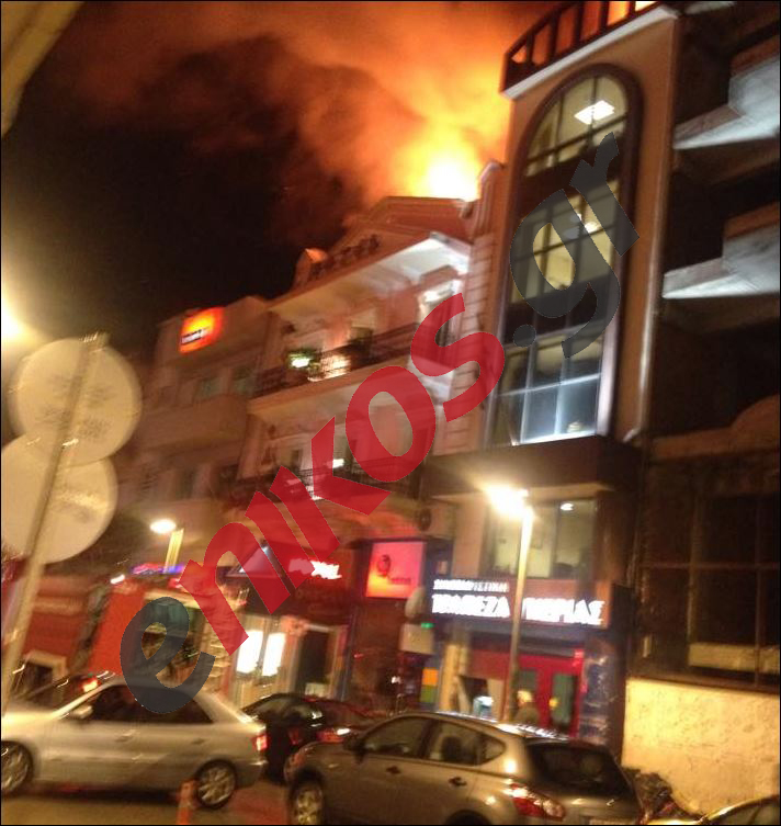 Σε εξέλιξη φωτιά σε ξενοδοχείο στην Κατερίνη