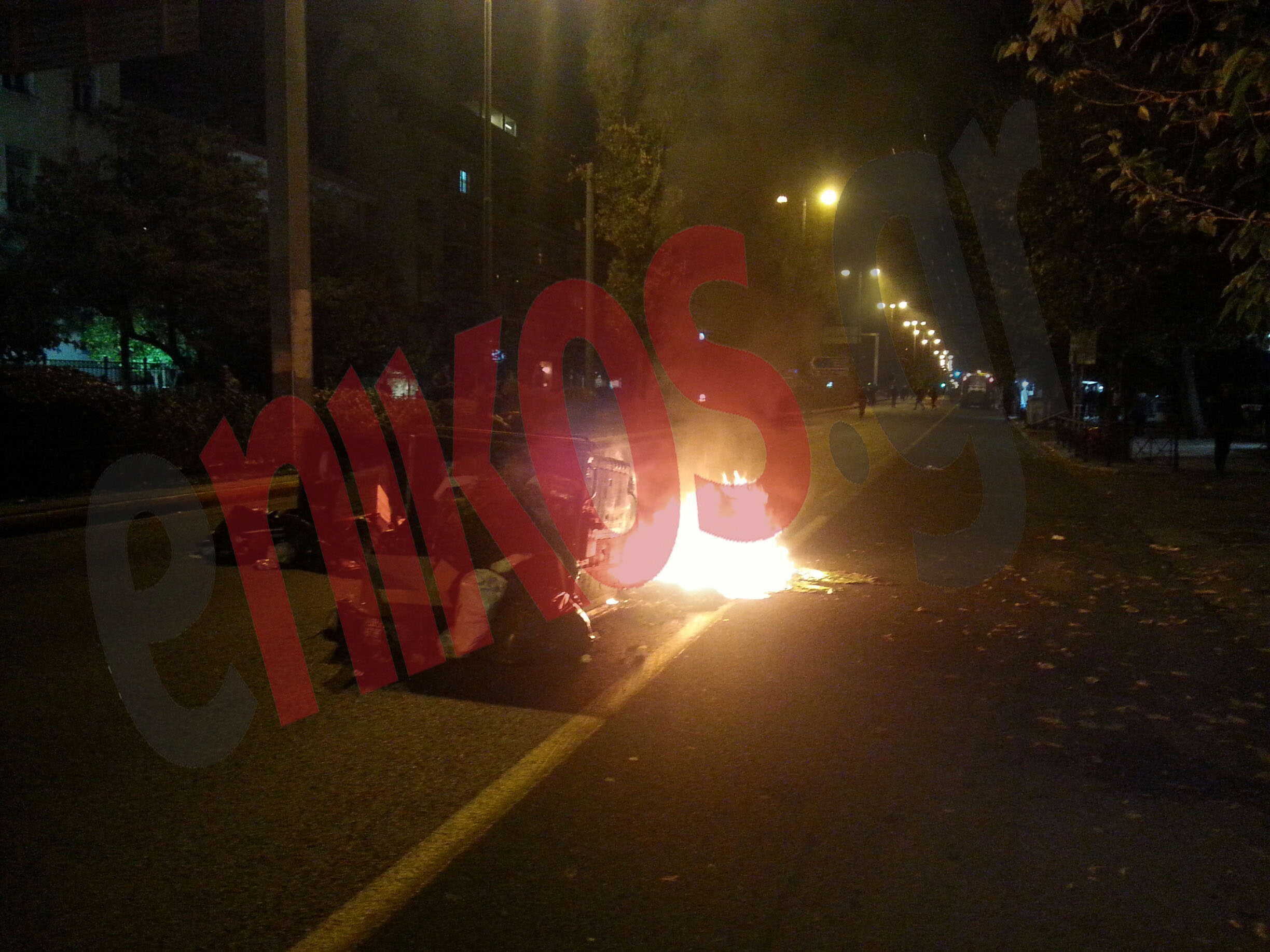 ΦΩΤΟ-Φωτιά σε κάδο στην Αλεξάνδρας