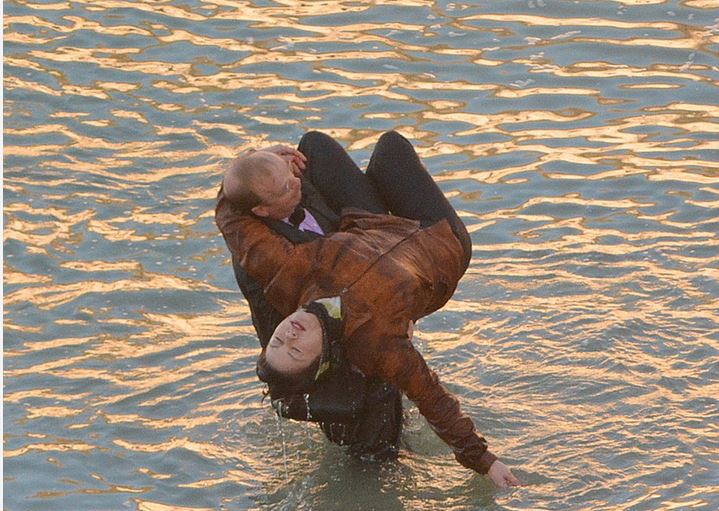 ΦΩΤΟ-Παραλίγο να…πνιγεί η Κάθριν Ζέτα Τζόουνς