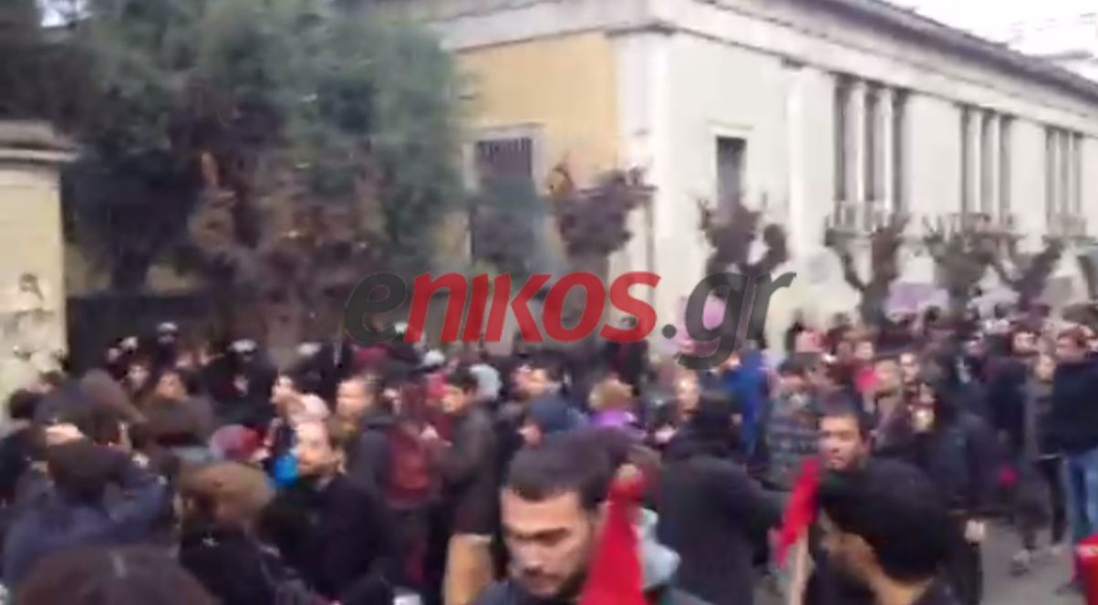 ΤΩΡΑ-ΒΙΝΤΕΟ-Η είσοδος των φοιτητών στο Πολυτεχνείο