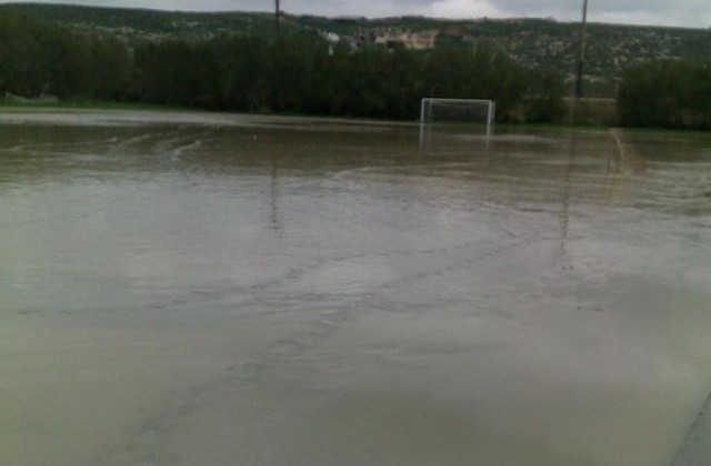 ΦΩΤΟ-Στο γήπεδο μόνο με… βατραχοπέδιλα