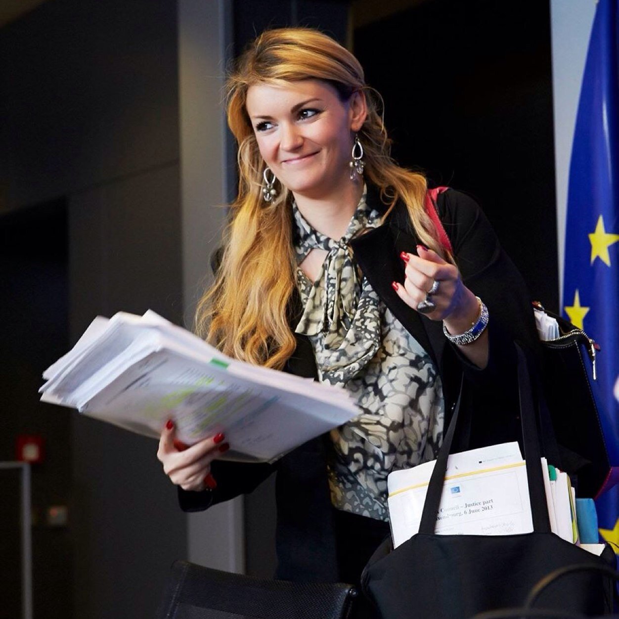 ΦΩΤΟ-Η Βουλγάρα εκπρόσωπος του Γιούνκερ