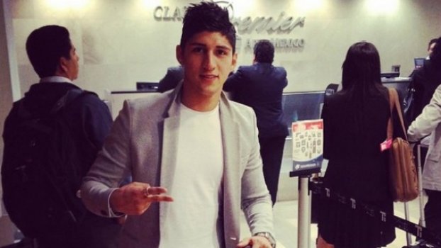 ΦΩΤΟ-Στο αεροπλάνο για Ελλάδα ο Πουλίδο;