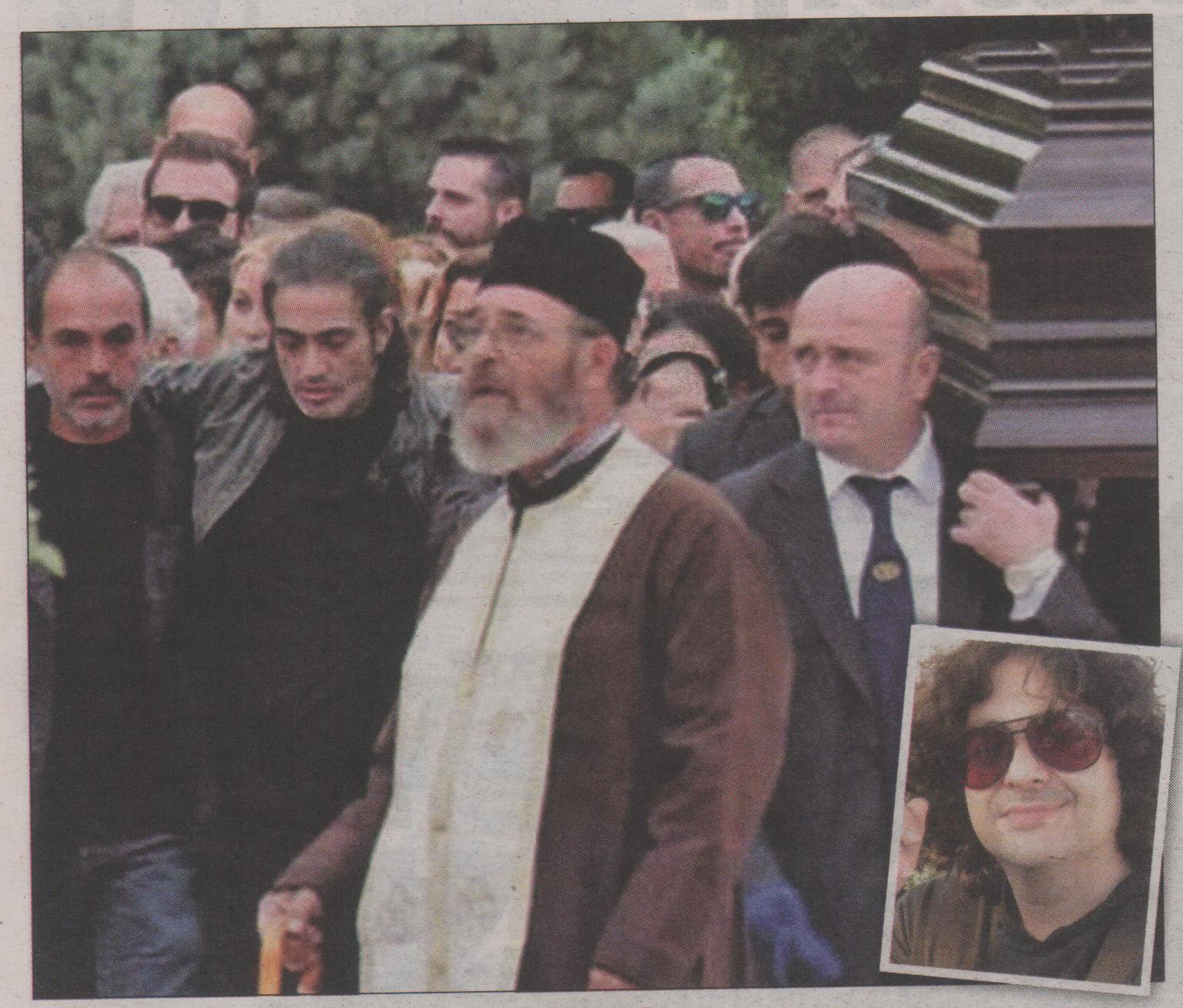 ΦΩΤΟ-Κατέρρευσε στην κηδεία του αδελφού του ο Σχοινάς