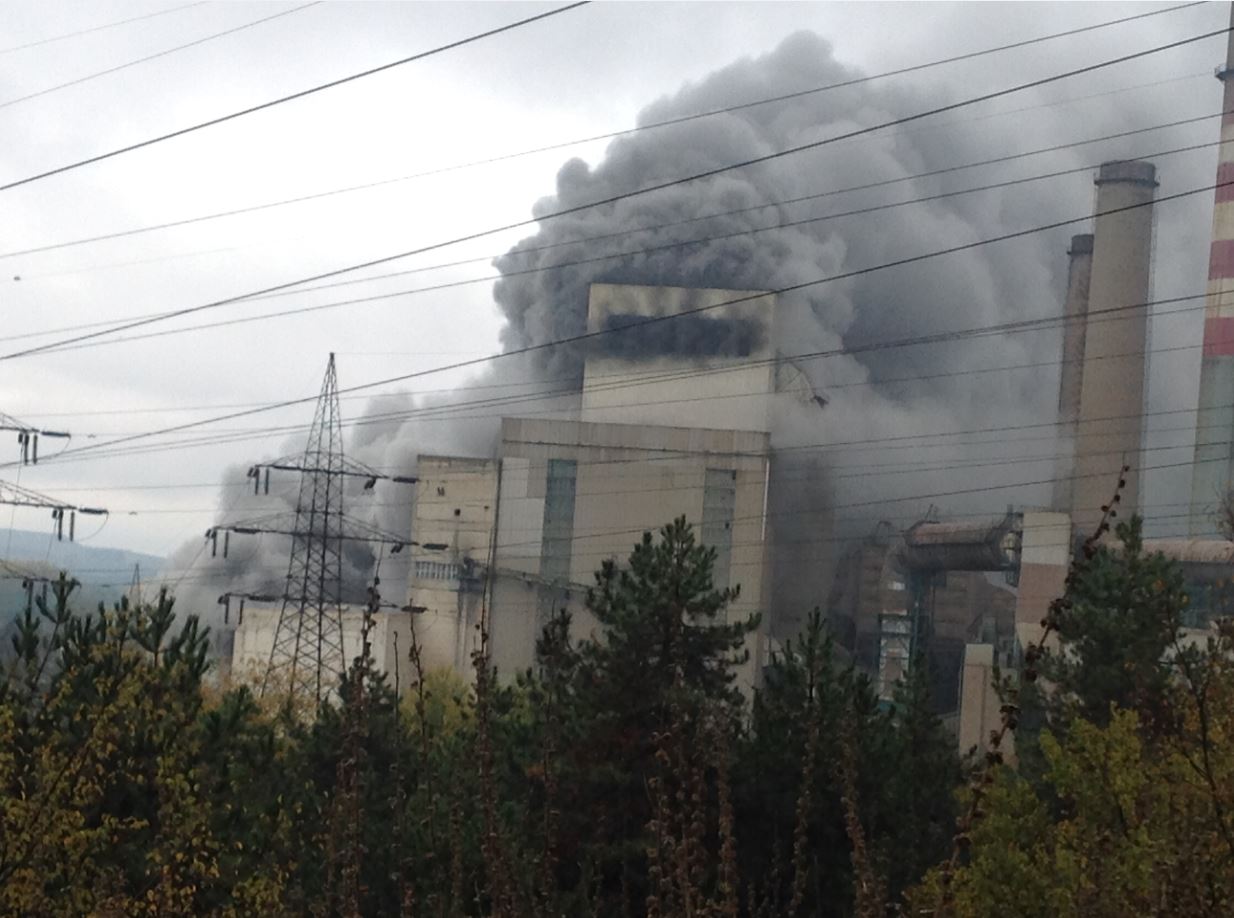 ΒΙΝΤΕΟ-ΦΩΤΟ-Μεγάλη φωτιά στην Πτολεμαΐδα – 2 άτομα στο νοσοκομείο