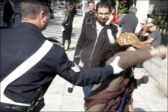 ΦΩΤΟ-Η “έφοδος” της Λουκά στο Προεδρικό Μέγαρο-Την εμπόδισαν οι αστυνομικοί