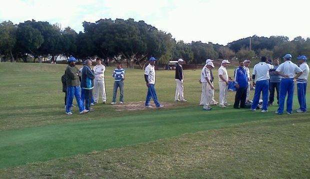 Νεκρός διαιτητής του κρίκετ από μπαλάκι