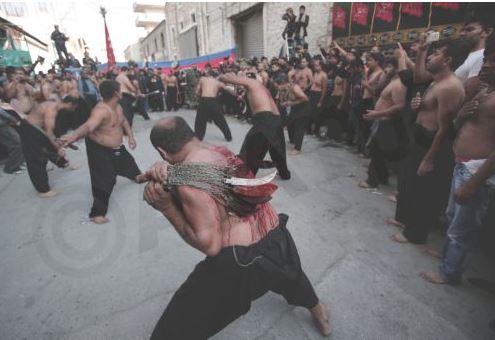 ΦΩΤΟ-Μουσουλμάνοι αυτομαστιγώθηκαν στον Πειραιά