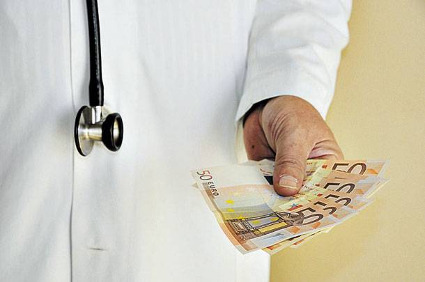 Κατερίνη-Συνελήφθη οφθαλμίατρος για “φακελάκι” 300 ευρώ