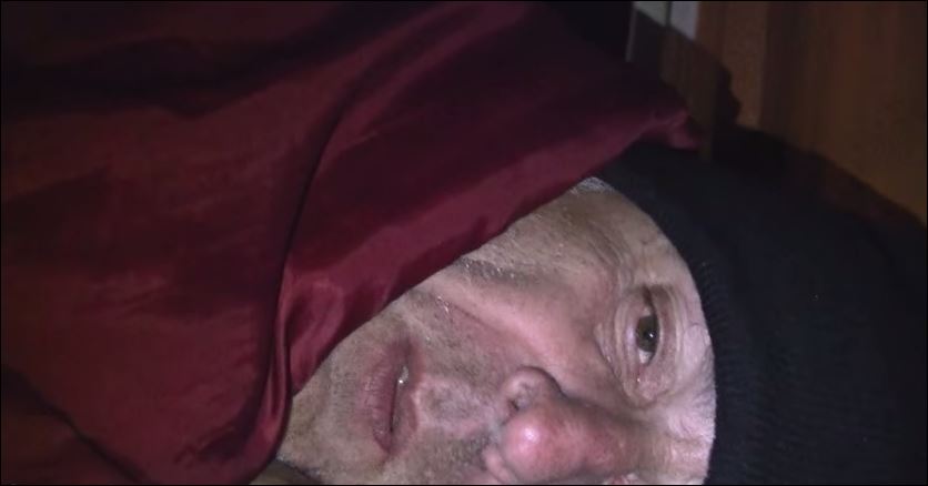 ΒΙΝΤΕΟ-Η ιστορία ενός άστεγου που συγκινεί