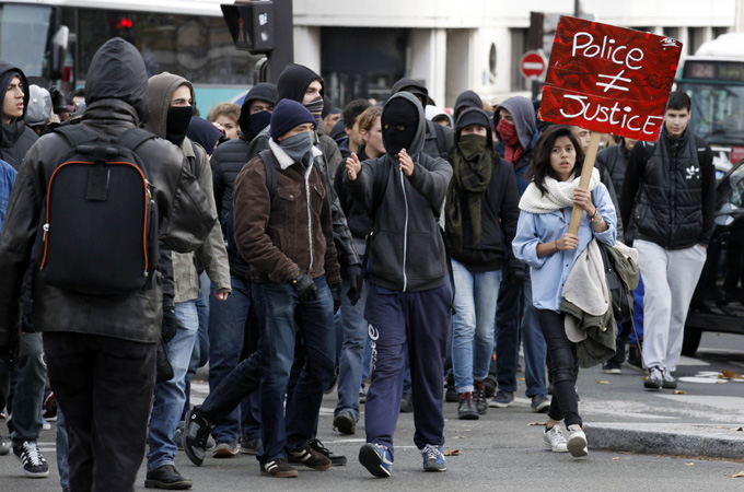 ΒΙΝΤΕΟ-Ένταση και διαδηλώσεις στη Γαλλία για το θάνατο του ακτιβιστή
