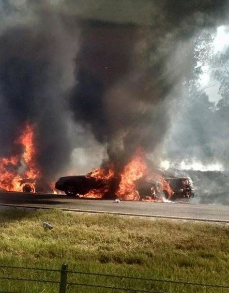 ΦΩΤΟ-Καταδίωξη κατέληξε σε “κόλαση φωτιάς”
