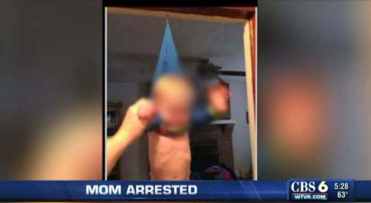 BINTEO-ΗΠΑ: Μητέρα «κρέμασε» το μωρό της από τη μπλούζα σε γάντζο