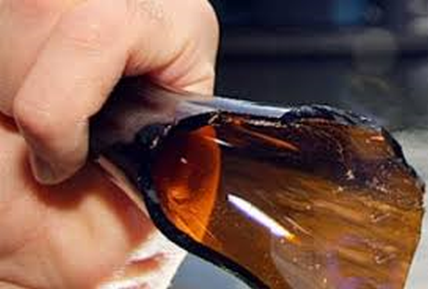 ΒΙΝΤΕΟ-Τους απειλούσε με σπασμένο μπουκάλι