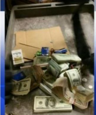 ΒΙΝΤΕΟ-Βρήκε 100.000 $ και τα… παρέδωσε