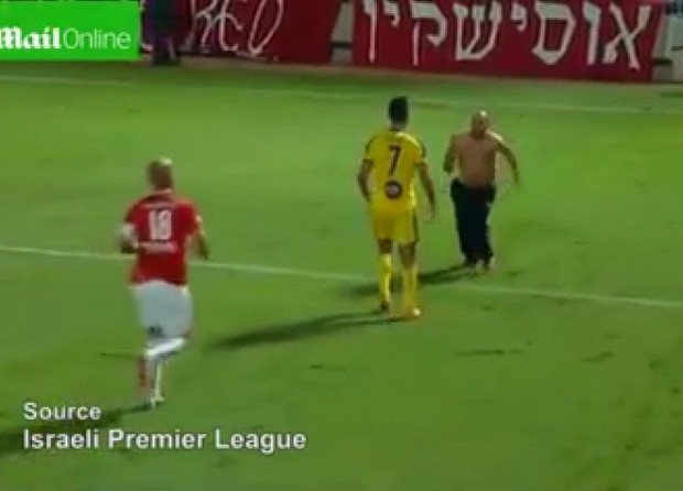 ΒΙΝΤΕΟ-“Πλακώθηκε” με οπαδό και αποβλήθηκε