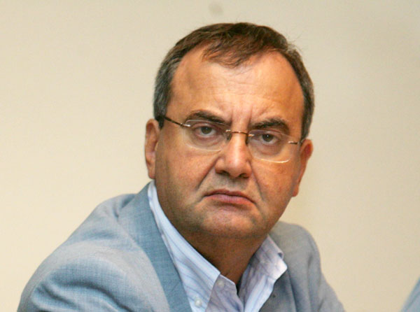 Στρατούλης: “Πολιτικός λαγός” ο διοικητής του ΙΚΑ