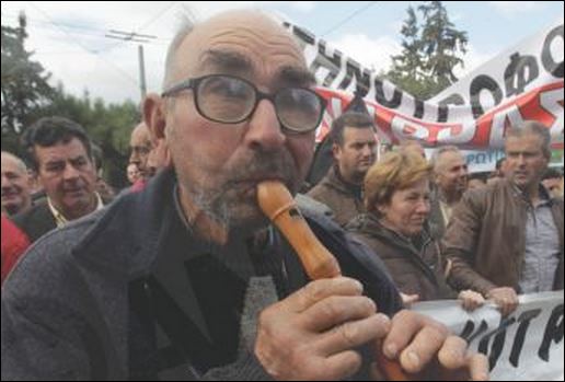 ΦΩΤΟ-Πορεία προς τη Βουλή πραγματοποιούν οι κτηνοτρόφοι