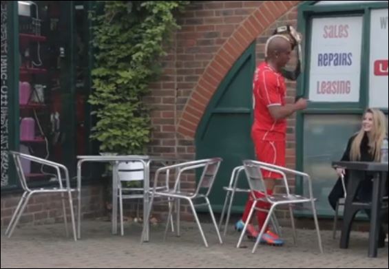 ΒΙΝΤΕΟ-Nτύθηκε Μπαλοτέλι για να… φλερτάρει