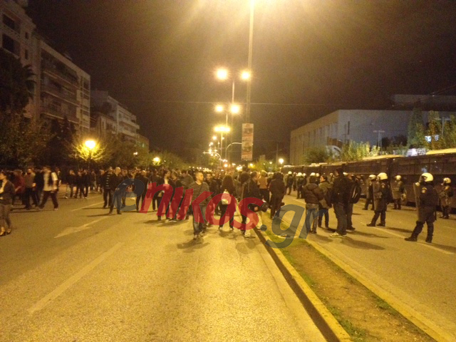 ΤΩΡΑ-ΦΩΤΟ-Στην αμερικανική πρεσβεία τα πρώτα μπλοκ της πορείας των φοιτητών