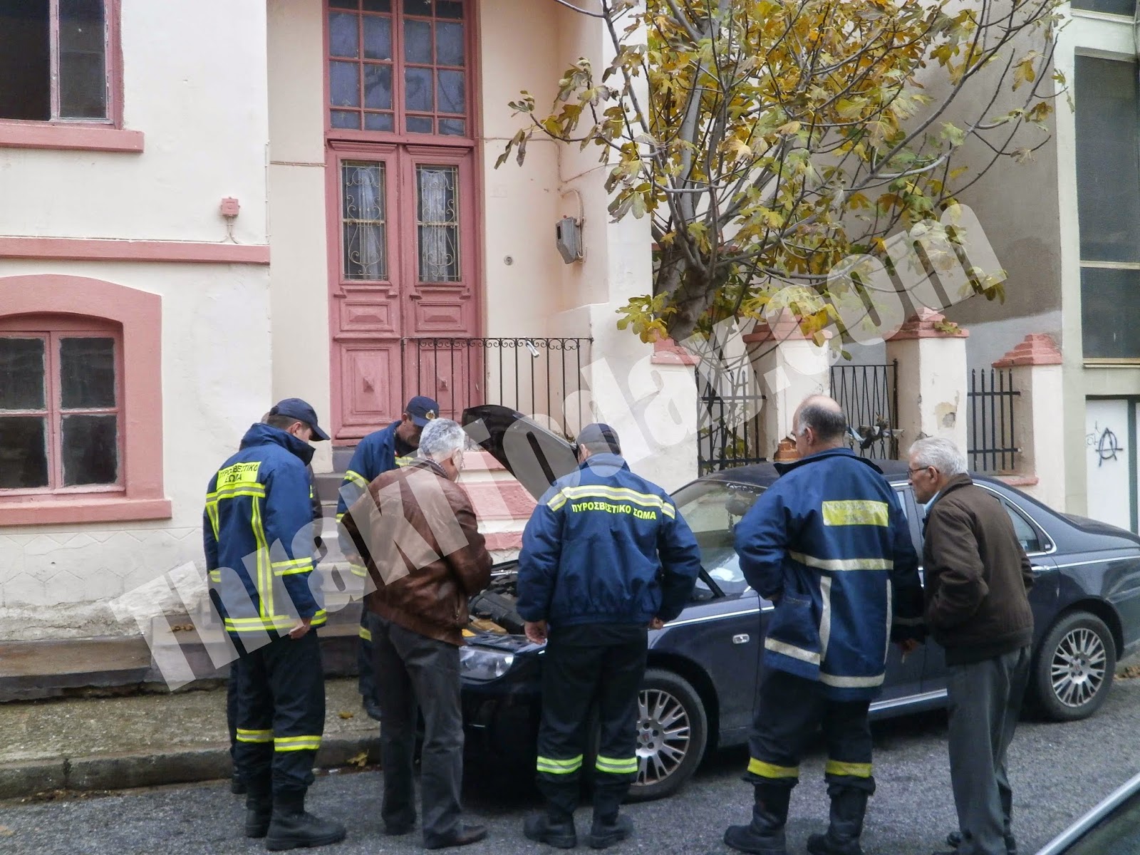 Όχημα που έβγαζε καπνούς προκάλεσε στιγμιαίο… χαμό