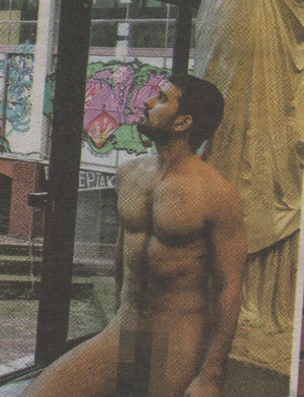 ΦΩΤΟ-Γυμνός για την επέτειο του Πολυτεχνείου