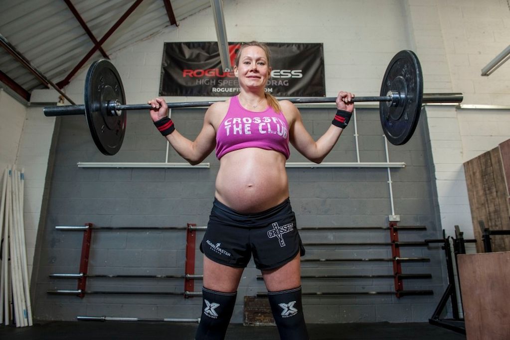 ΒΙΝΤΕΟ-Έγκυος 8 μηνών κάνει άρση βαρών