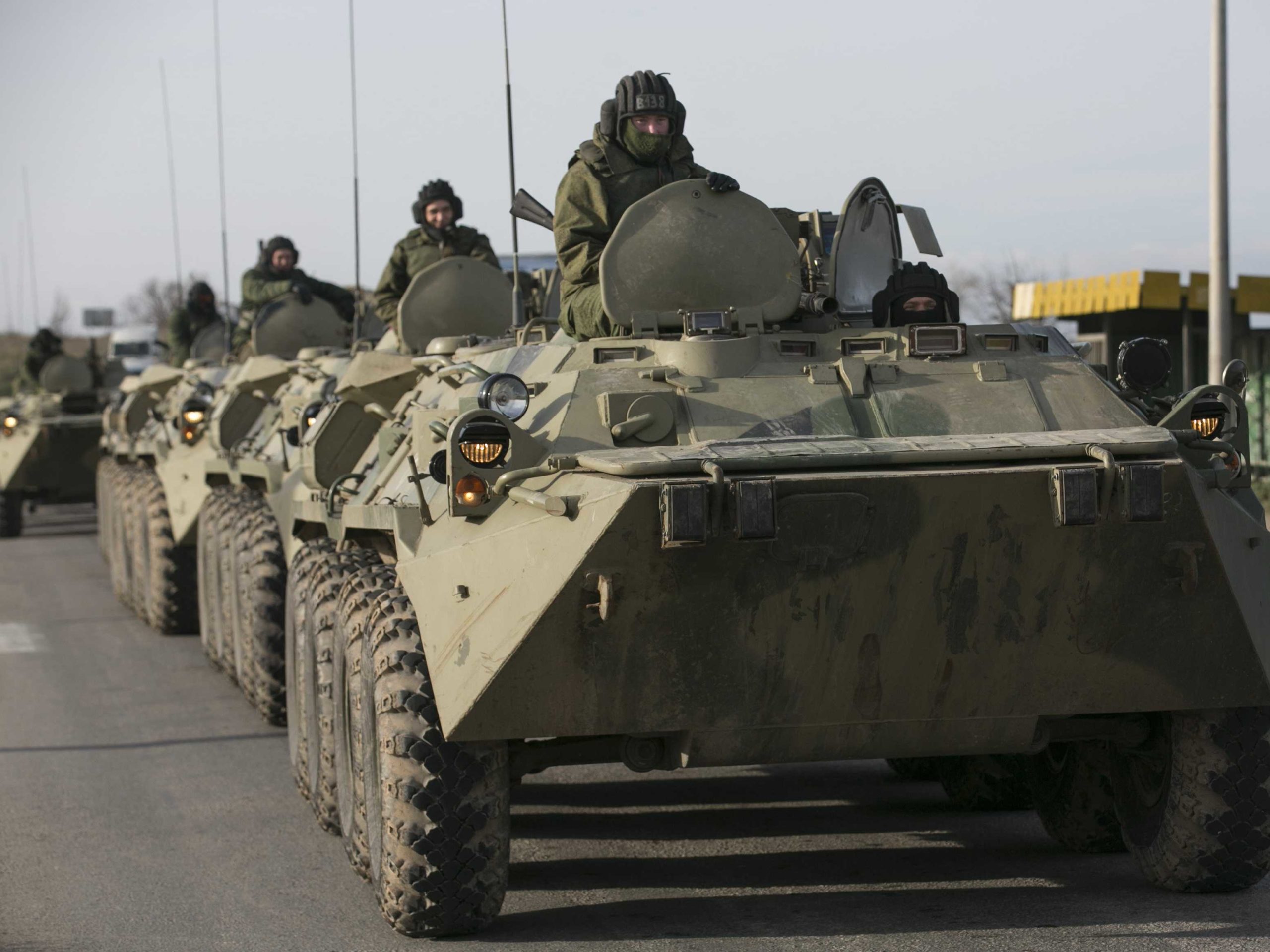 Ρώσοι στρατιώτες μπήκαν με τανκ και μαχητικά στην Ουκρανία
