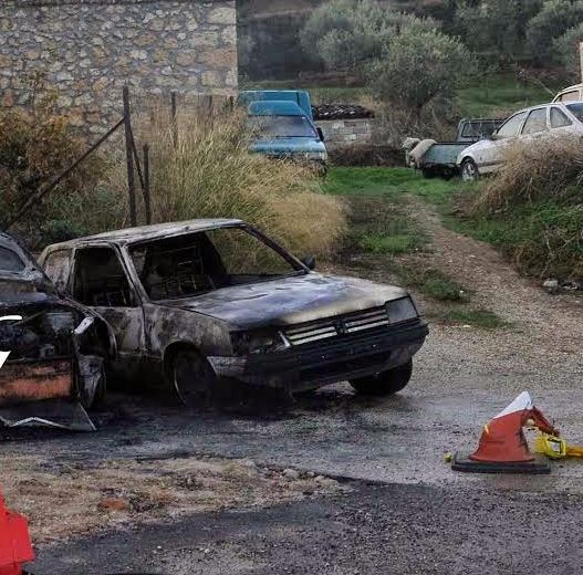 ΦΩΤΟ-Έκαψαν και έσπασαν 15 αυτοκίνητα