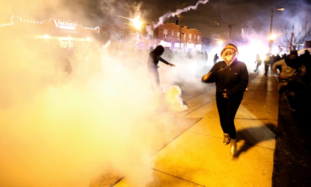 LIVE-«Φλέγεται» το Φέργκιουσον από την απόφαση του δικαστηρίου για τον θάνατο του Μάικλ Μπράουν