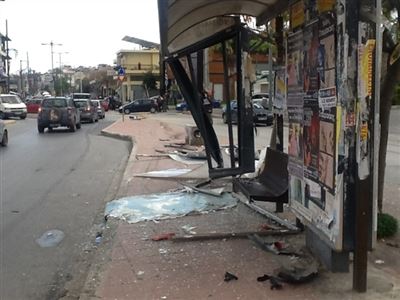 ΦΩΤΟ-Ι.Χ. αυτοκίνητο έπεσε σε στάση λεωφορείων