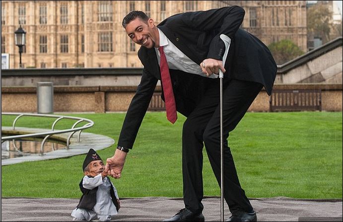 ΒΙΝΤΕΟ-Όταν ο ψηλότερος άντρας του κόσμου συνάντησε τον πιο κοντό