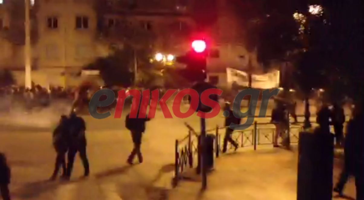 ΒΙΝΤΕΟ-Δακρυγόνα και κρότου λάμψης στην πορεία του Πολυτεχνείου