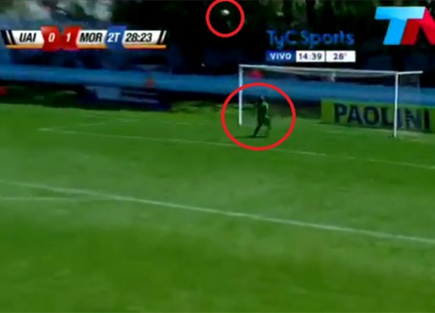 ΒΙΝΤΕΟ-Απέκρουσε το σουτ με… ψαλιδάκι