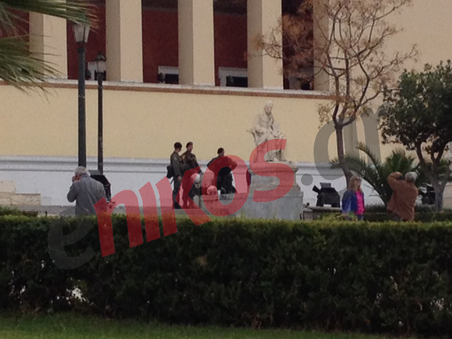 ΦΩΤΟ-ΜΑΤ έξω από την πρυτανεία του Πανεπιστημίου Αθηνών