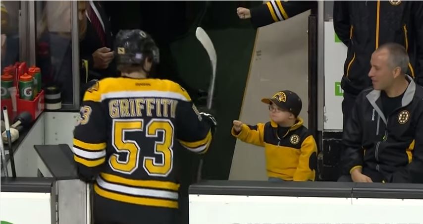 ΒΙΝΤΕΟ-Ο μικρότερος οπαδός των Boston Bruins