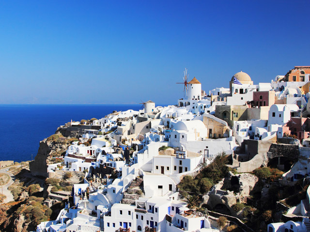 Telegraph: Η αυξημένη τουριστική κίνηση απειλεί τις ελληνικές διακοπές