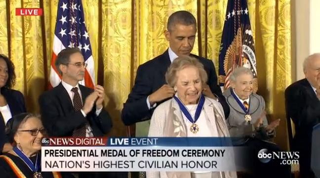 ΒΙΝΤΕΟ-Με το μετάλλιο της Ελευθερίας τιμήθηκαν Μέριλ Στριπ και Στίβι Γουόντερ